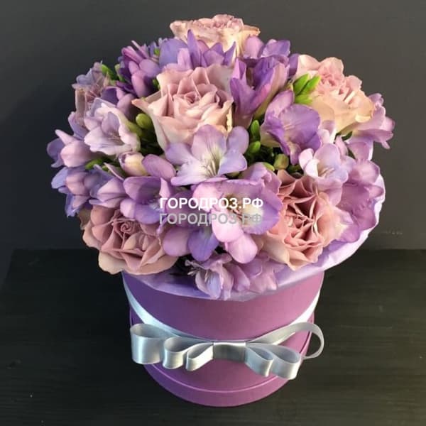 Розы и Фрезия в шляпной коробке