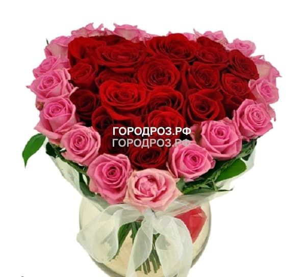 Красное сердце в корзине  с розовым кантом из 51 розы