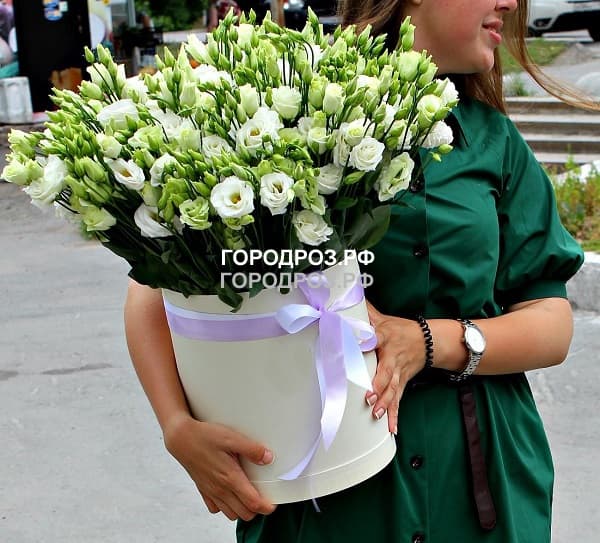Белая эустома в шляпной коробке