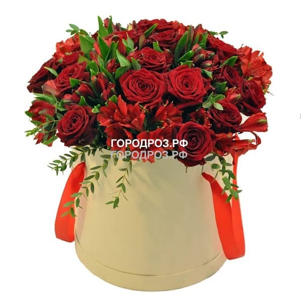 Розы  и Альстромерия в шляпной коробке