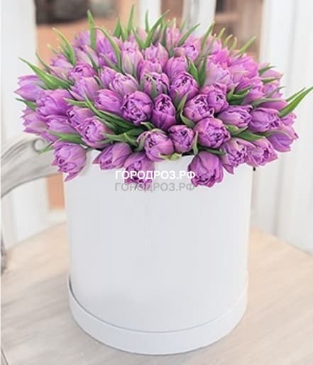 Розовые тюльпаны в шляпной коробке